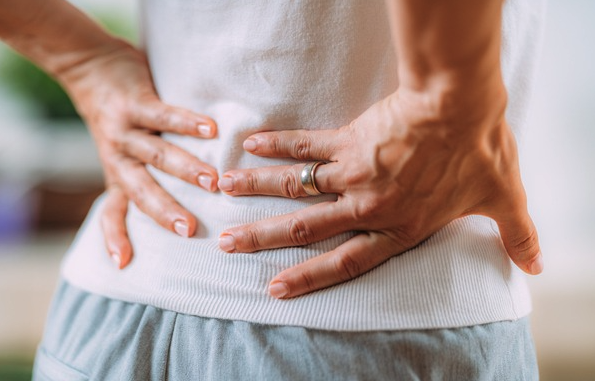 견갑골 안쪽 통증과 팔 저림으로 밤에 자주 깨는 환자가 통증 부위를 짚고 있는 모습
