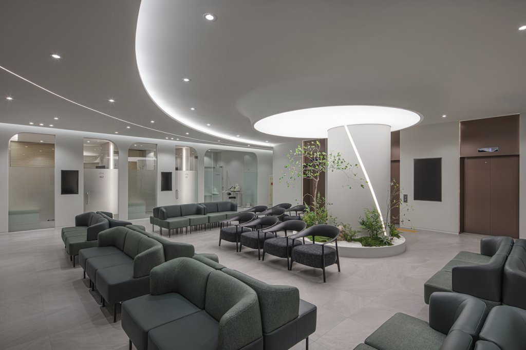 화성 목디스크 수술 병원 | 0.1mm 단위의 진단, 사제(師弟) 협진이 완성하는 척추 의료