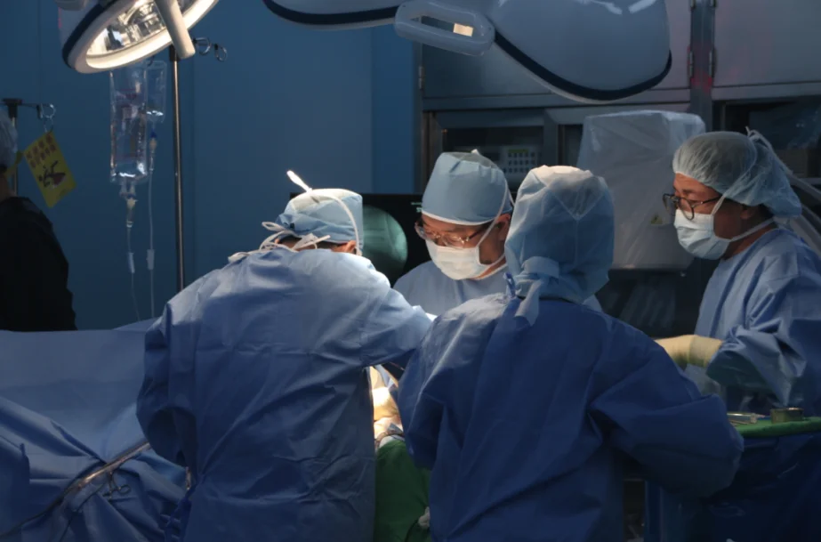 좌골신경통 비수술|수술실에서 의료진이 수술을 집도하는 모습