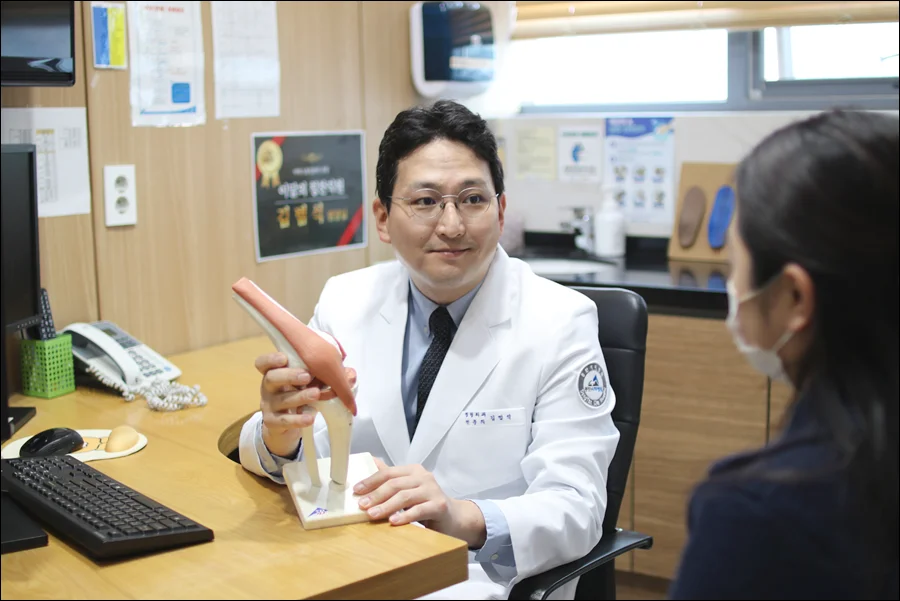 평택정형외과mri|정형외과 전문의가 무릎 모형으로 환자 진료하는 모습