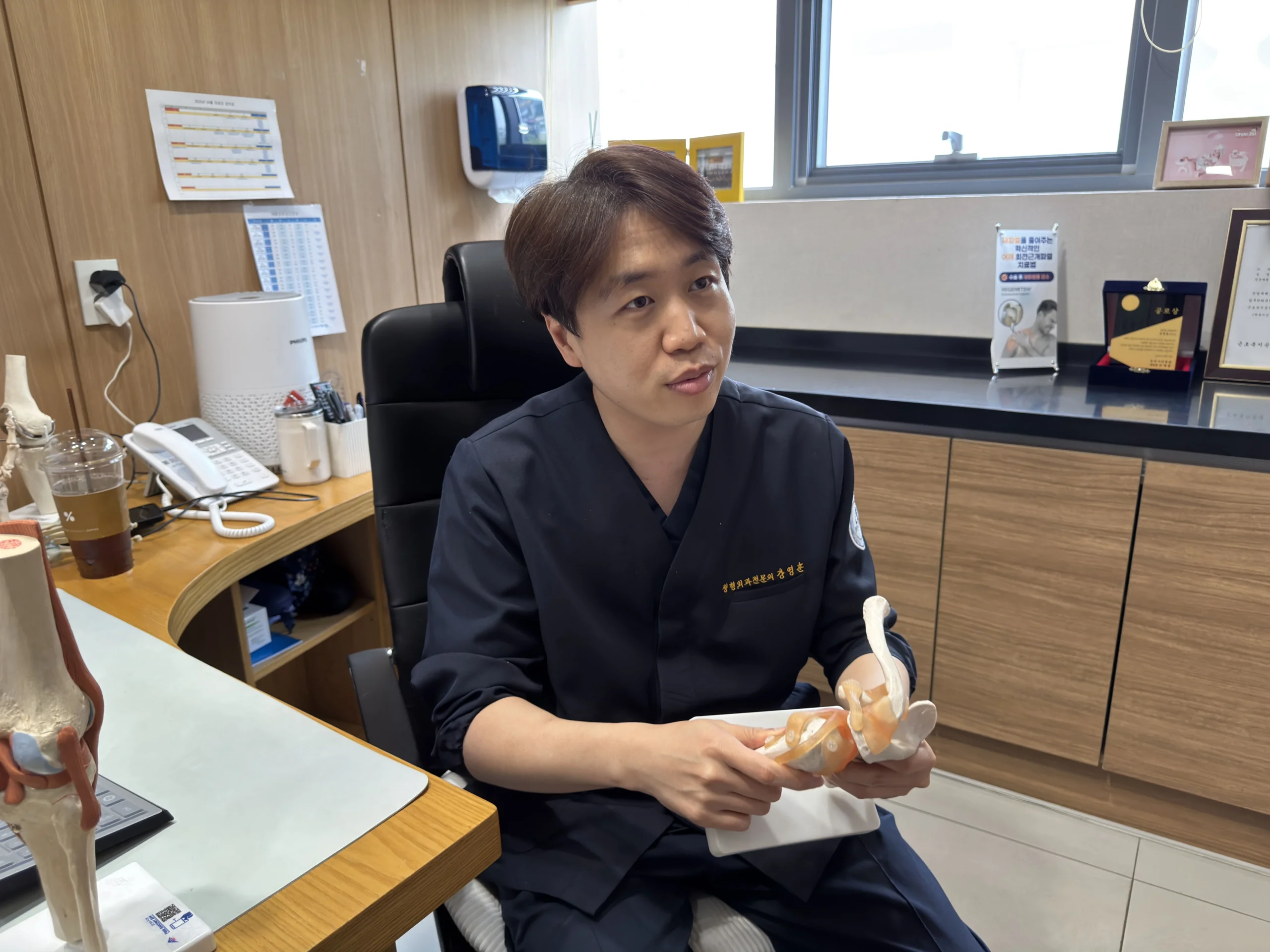 화성 단일공내시경디스크수술, 2026년 빠른 회복 비법 5 화성 단일공내시경디스크수술 회복|정형외과 전문의 강영훈 원장의 진료 및 상담 모습