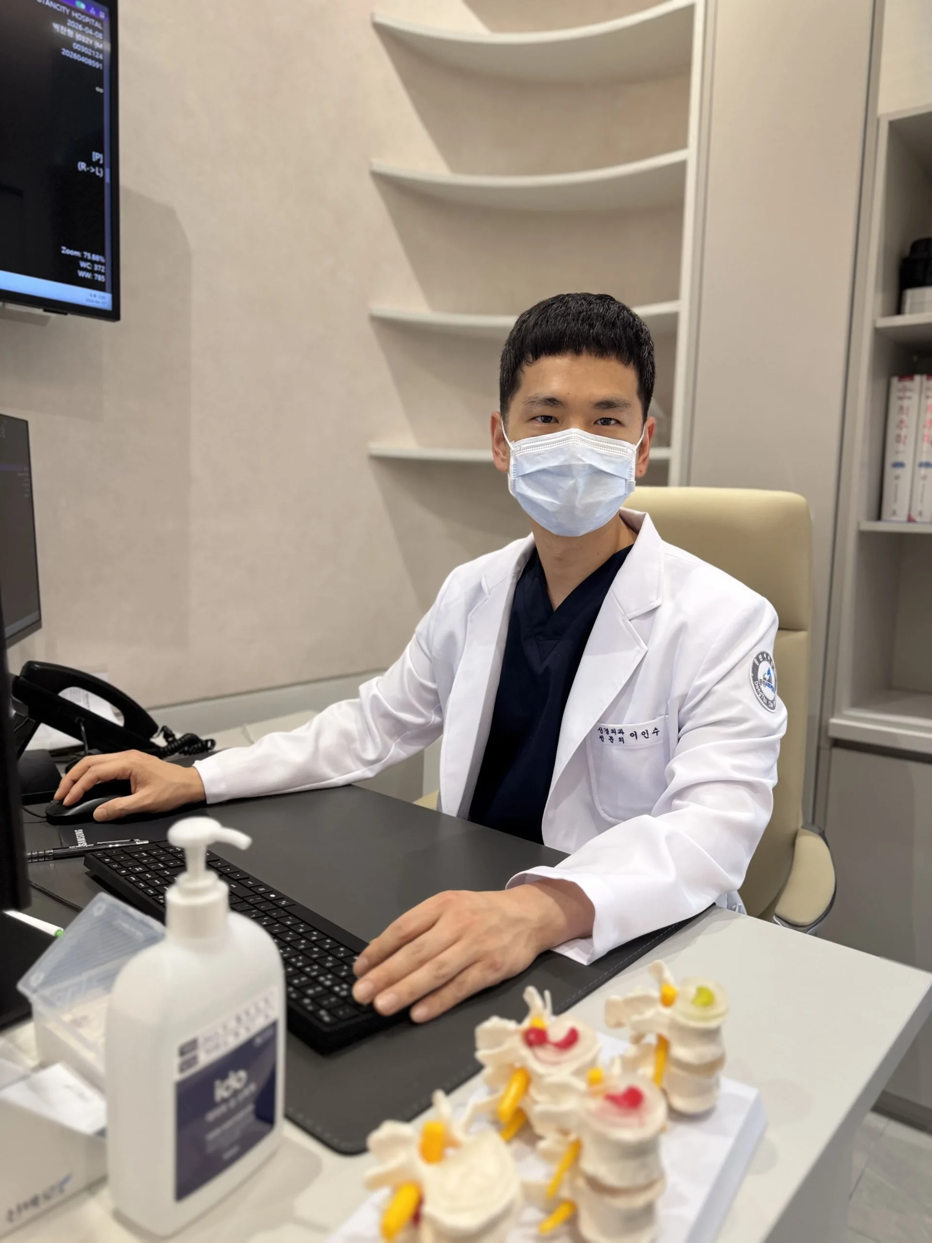 화성 단일공내시경디스크수술, 2026년 빠른 회복 비법 10 화성 단일공내시경디스크수술 회복|신경외과 전문의 이인수 원장 진료실 사진