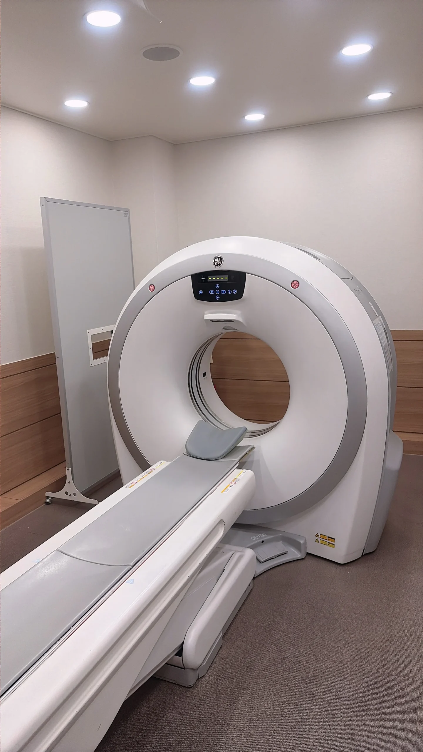 화성 단일공내시경디스크수술, 2026년 빠른 회복 비법 6 화성 단일공내시경디스크수술 회복|병원 검사실에 설치된 GE CT 촬영 장비