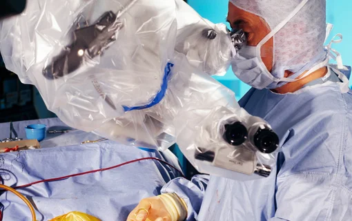 병점 십자인대재건술, 스포츠 복귀 3단계 전략 (2026년) 2 병점 십자인대재건술 스포츠 복귀|수술실에서 현미경을 사용하여 수술하는 의사