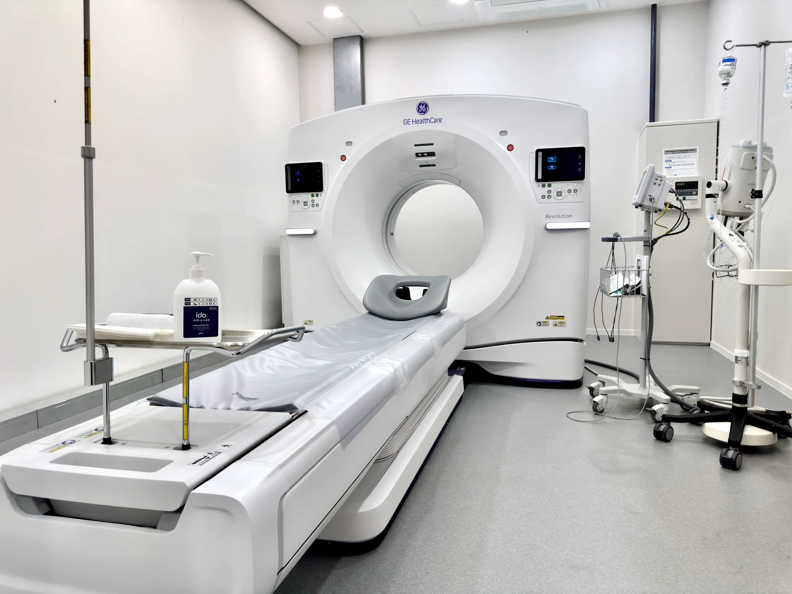 화성 24시간 응급실|GE HealthCare Revolution CT 장비가 설치된 검사실 전경